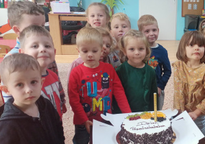 Dzieci otrzymały tort z okazji swojego święta